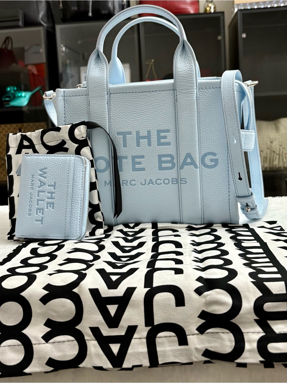 MARC JACOBS THE LEATHER SMALL TOTE BAG & MATCHING WALLET — CLOUD BLUE - Picture 2 of 16